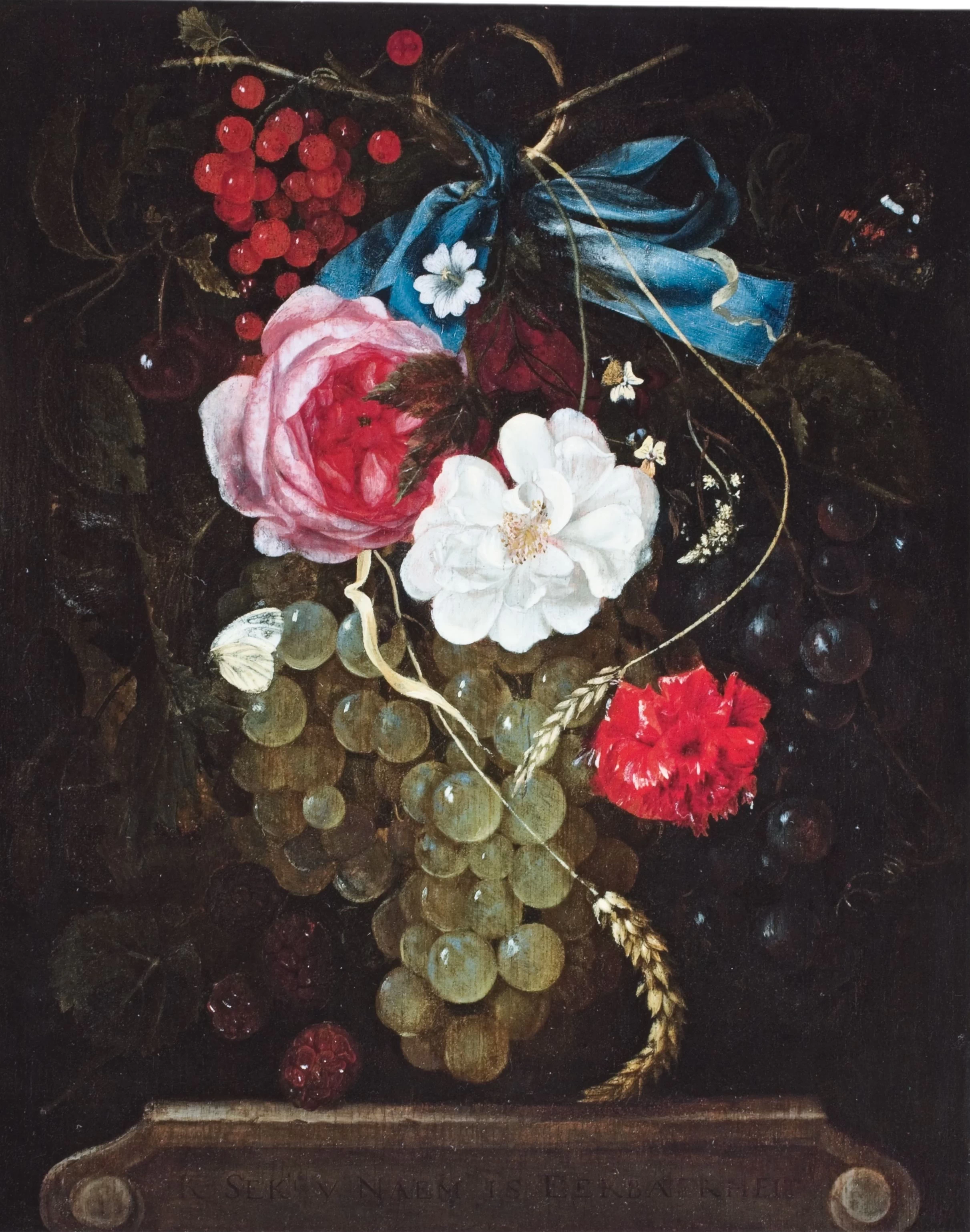 Disposizione di fiori e frutti appesi a un fiocco blu